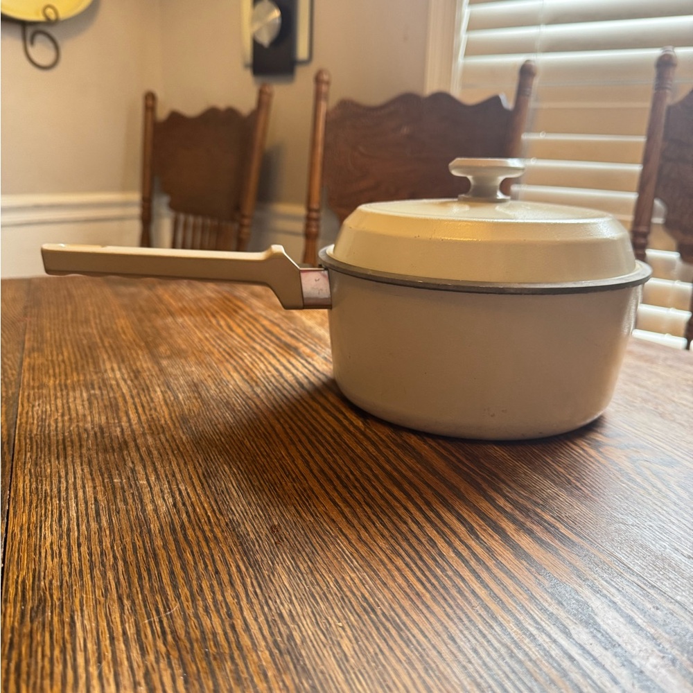 CLUB Supra Cream Saucepan with Lid